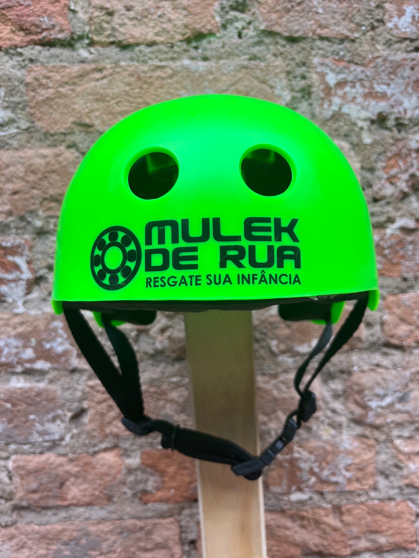 Capacete de proteção verde neon