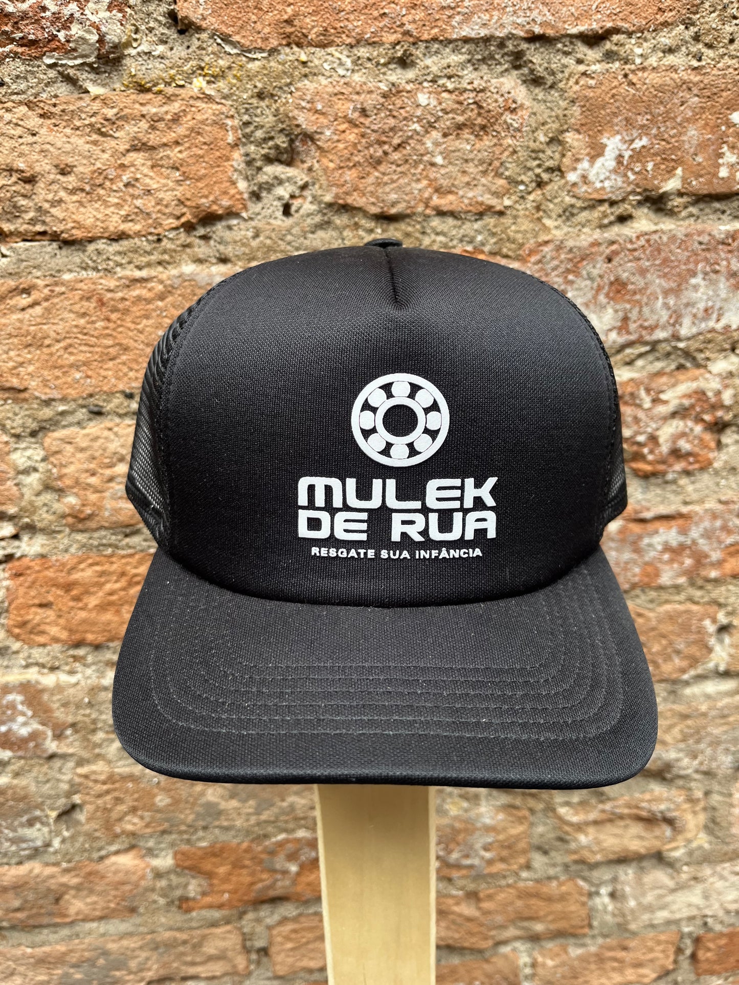 Boné black and white logo