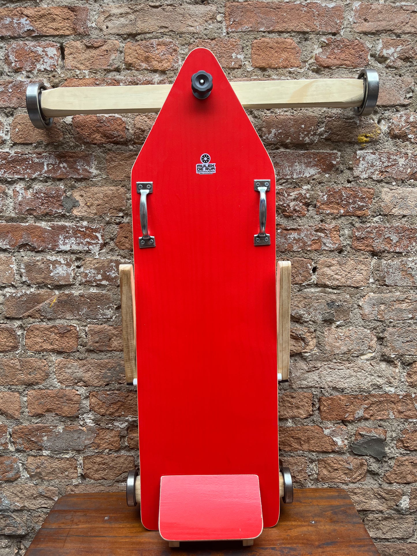 Carrinho de rolimã clássico vermelho